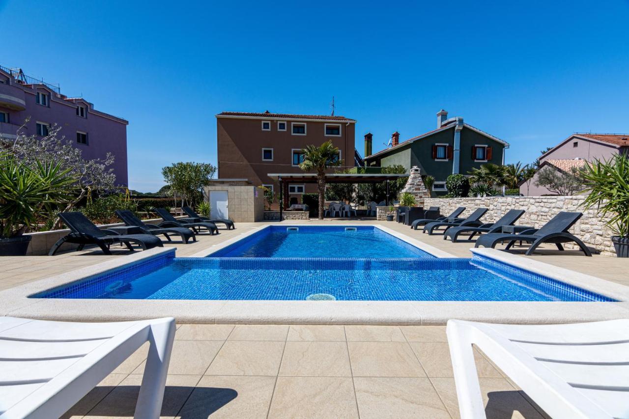 Family Friendly Apartments With A Swimming Pool Valbandon, Fazana - 2201 Štinjan Kültér fotó