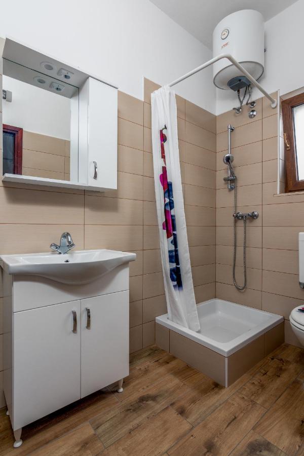 Family Friendly Apartments With A Swimming Pool Valbandon, Fazana - 2201 Štinjan Kültér fotó