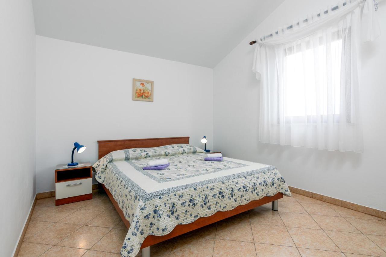 Family Friendly Apartments With A Swimming Pool Valbandon, Fazana - 2201 Štinjan Kültér fotó