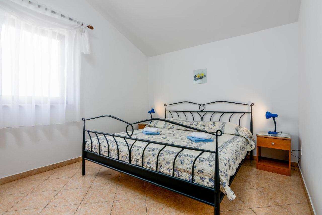 Family Friendly Apartments With A Swimming Pool Valbandon, Fazana - 2201 Štinjan Kültér fotó